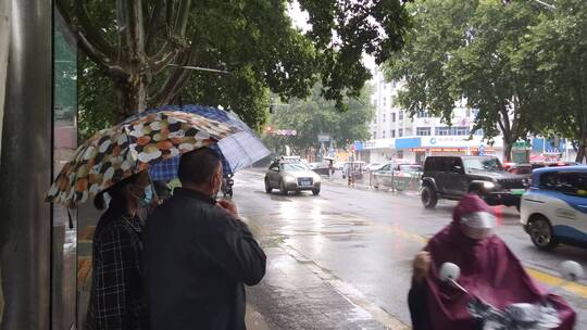 4K实拍 街头 等公交的人 雨天街景 下雨天