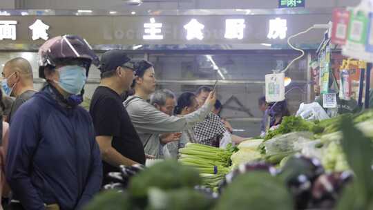 菜市场购买蔬菜水果的居民