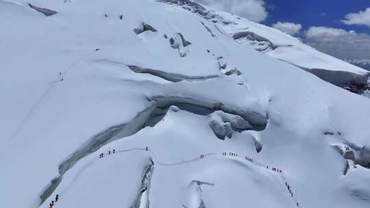 航拍冰川之父慕士塔格峰雪山的登山队