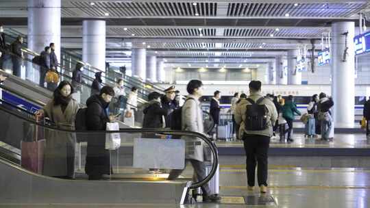 上海虹桥火车站从手扶电梯到站台的乘客