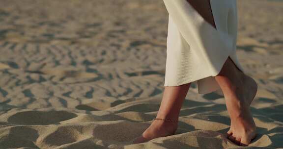 美女赤脚站在沙滩中