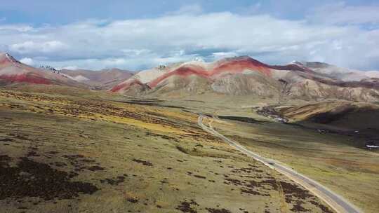 荒原公路与色彩斑斓的山脉