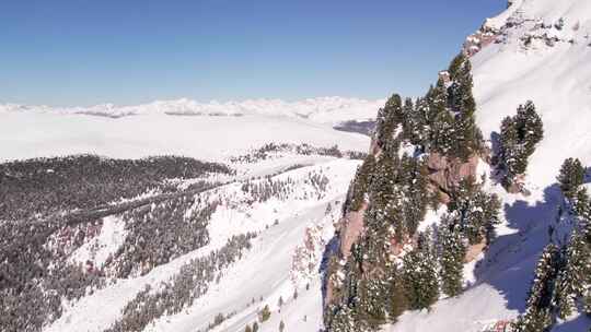 在白雪覆盖的冬天，空中飞过阿尔卑斯山陡峭的山崖视频素材模板下载