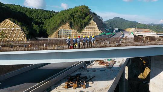 建设者形象视频高速公路建设者远景