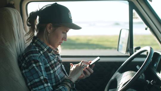 女人在货车上玩手机视频素材模板下载