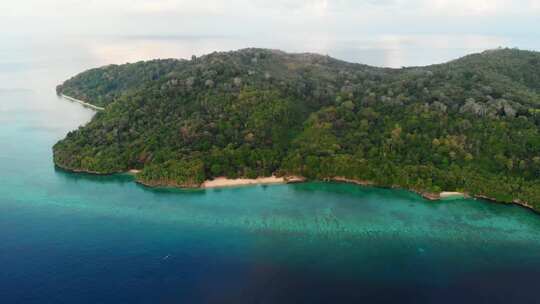 空中：飞越热带哈达岛沙滩班达群岛印度尼西亚