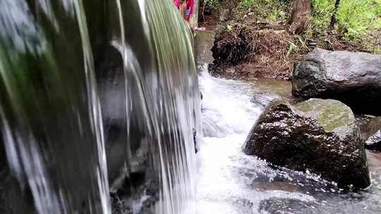 森林岩石瀑布流水