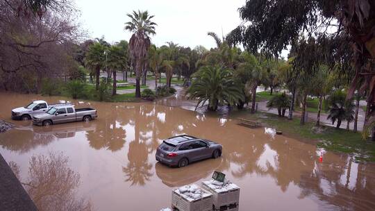 停在洪水里的几辆车