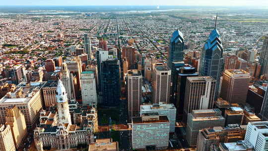 从顶部看一个大城市引人注目的风景。美国费
