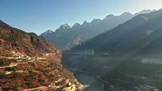 高山峡谷间的金沙江大桥壮观景象