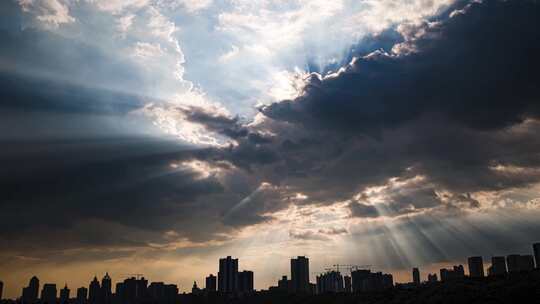 城市剪影延时耶稣光丁达尔光天空乌云满天
