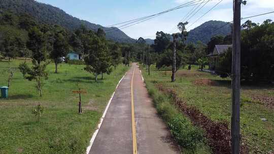 山景中乡村道路的无人机镜头