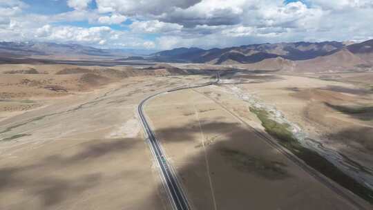 航拍晴朗天气下横穿西藏无人区的公路