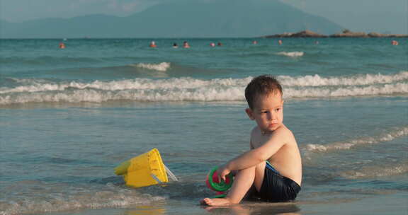 孩子在海边玩沙子