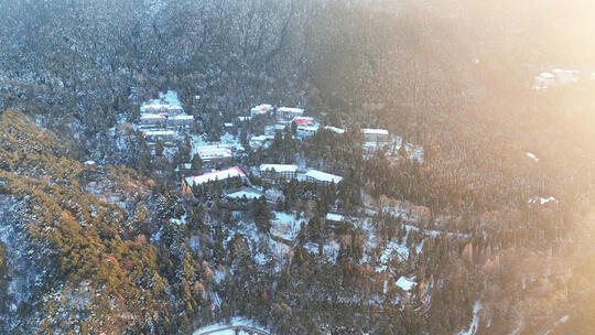 航拍冬天暖阳照耀下的白雪覆盖的村庄