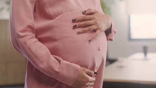 怀孕孕妇抚摸肚子视频素材模板下载