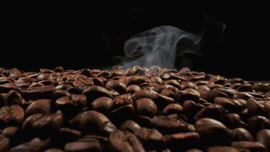 热气腾腾的烘焙咖啡豆