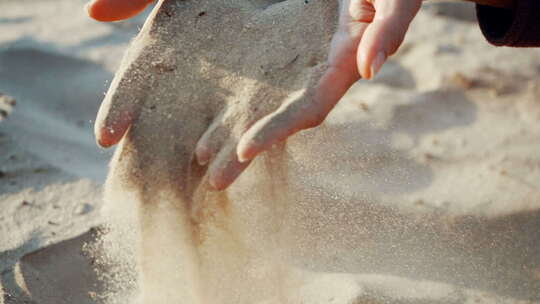 沙滩上玩沙子