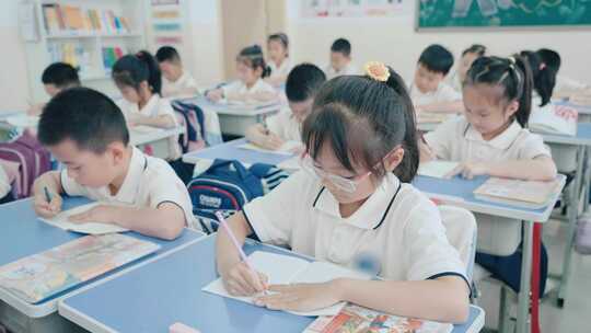 小学生在教师内练习写字
