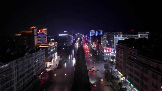 丘北县夜晚灯火辉煌的城市街道夜景