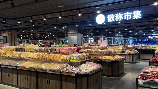 超市内部场景，零食、水果、牛奶货架商品