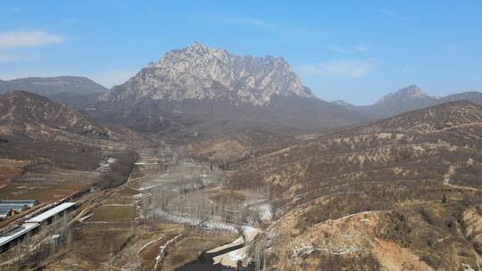 4K航拍冬天雪山水库结冰气泡