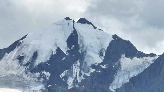 航拍四川甘孜贡嘎山卫峰乌库楚雪山风光