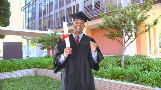 非裔美国人兴奋的拿着毕业证书