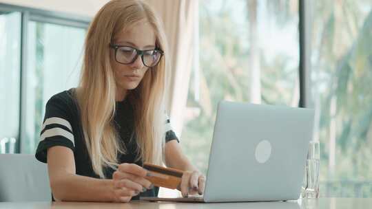 检查她信用卡上的详细信息，这个女人在网上