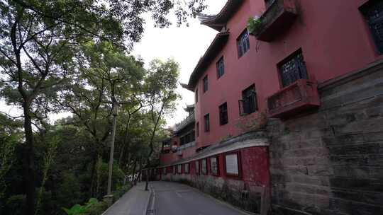 重庆红墙古建筑旁林荫小道