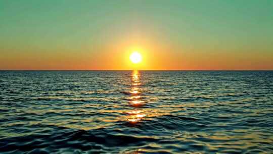 海面日出景象