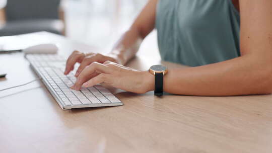 女商人，双手在电脑键盘上打字，用于电子邮