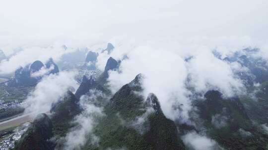 桂林山水烟雨漓江兴坪古镇航拍风光4K