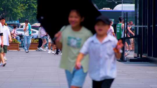 城市夏天暑假酷暑高温炎热街道人群人流街景