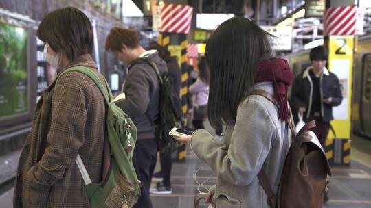 女人在地铁上玩手机