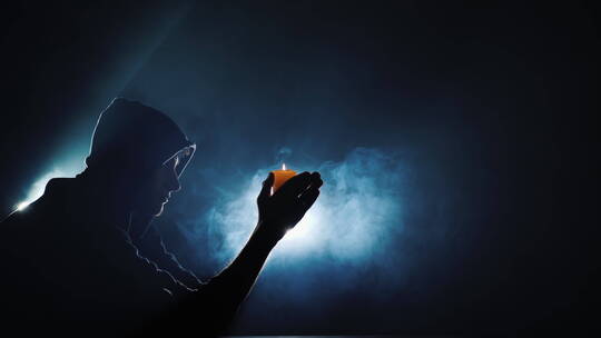 男人在黑暗中祈祷视频素材模板下载