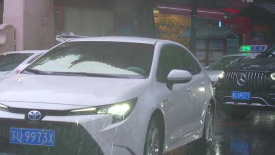 城市下暴雨下雨天雨季汽车人流街道街头街景