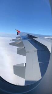 从窗口看飞机的机翼竖屏