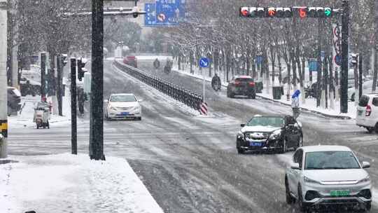 大雪中街道上的行人与车辆-亳州涡阳