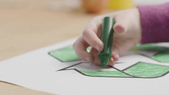 儿童使用绿色蜡笔