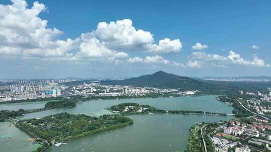 蓝天白云下南京玄武湖和紫金山山水城林风光