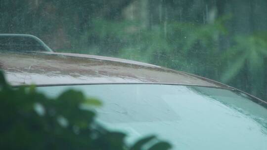 暴雨天气雨水滴落在车顶溅起水花慢镜头视频