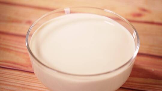 玻璃碗倒牛奶豆奶奶粉