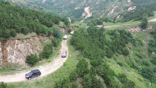 航拍越野车行驶在山路上