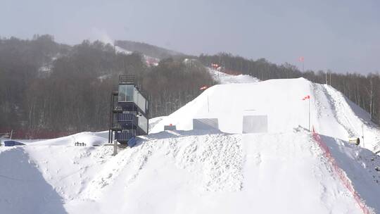 滑雪场景山顶滑雪体育运功国家滑雪场