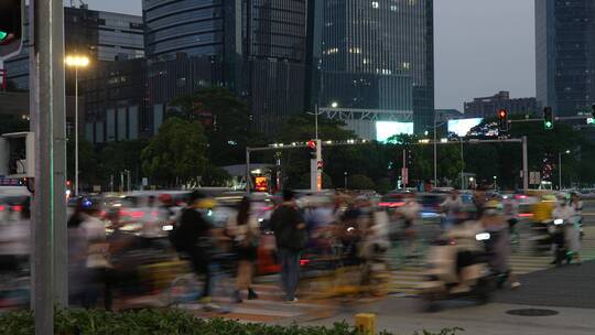 夜晚城市道路上行色匆匆的路人