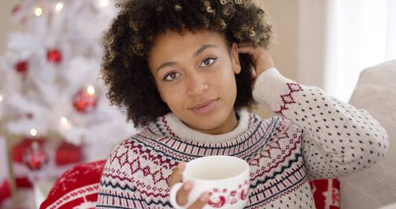 女人在圣诞节喝咖啡