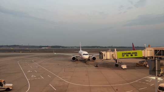 湖南长沙黄花机场飞机驶入航站楼视频素材模板下载