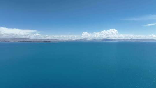 西藏纳木措海天一色高原湖泊晴天风景