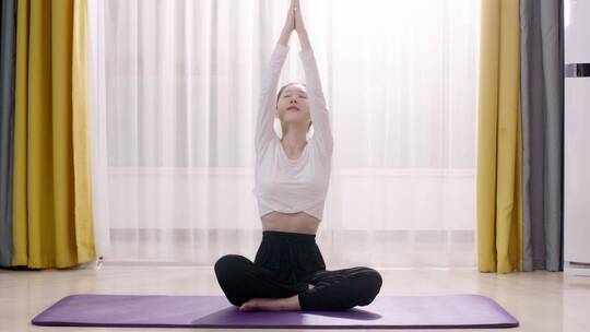 女人在室内做瑜伽健身塑性瘦身减脂惬意生活视频素材模板下载